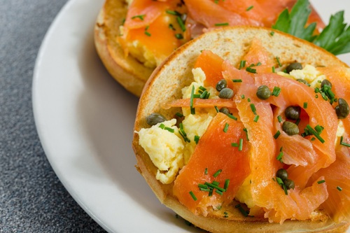 Toasted bagel with scottish smoke salmon, low fat cheese and capers