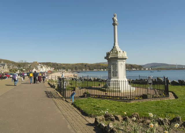 Millport promenade and war memorial