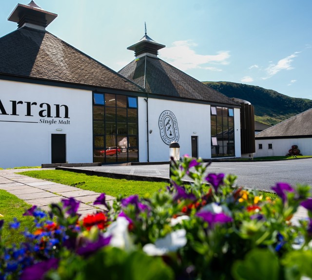 outside view of the Lochranza distillery on a sunny day