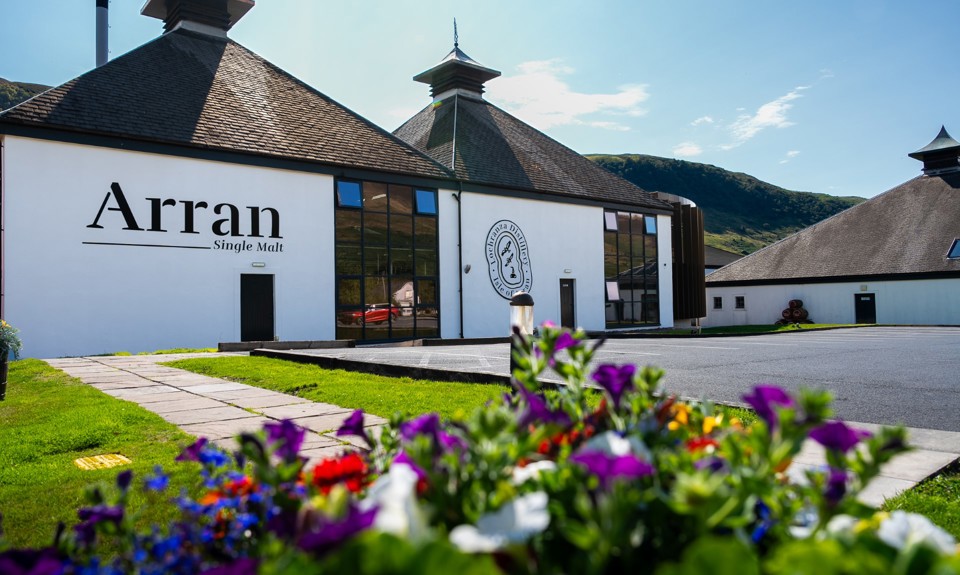 outside view of the Lochranza distillery on a sunny day