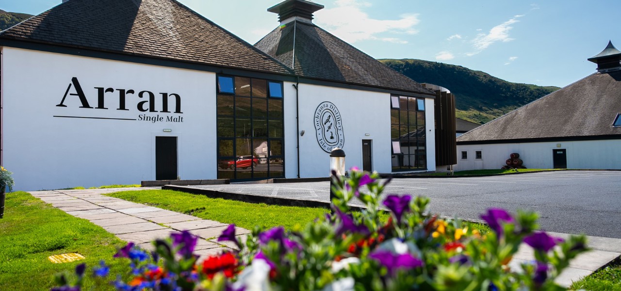 outside view of the Lochranza distillery on a sunny day