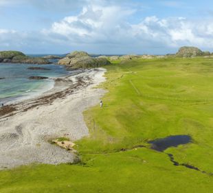 An image of a golf course in Iona next to the sea. Wild golfing on Iona