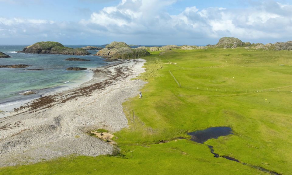 An image of a golf course in Iona next to the sea. Wild golfing on Iona